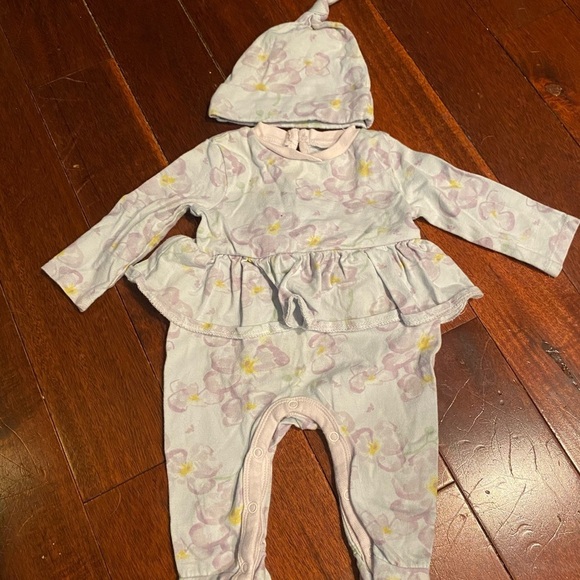 Newborn Baby Sunny Orchids Organic Baby Footie Jumpsuit & Knot Top Hat Set - Picture 3 of 3